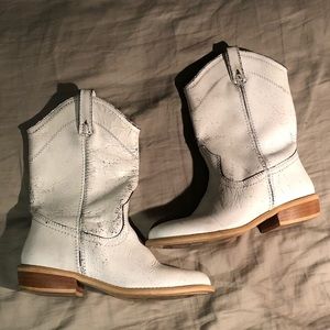White mid heigh cowboy boots